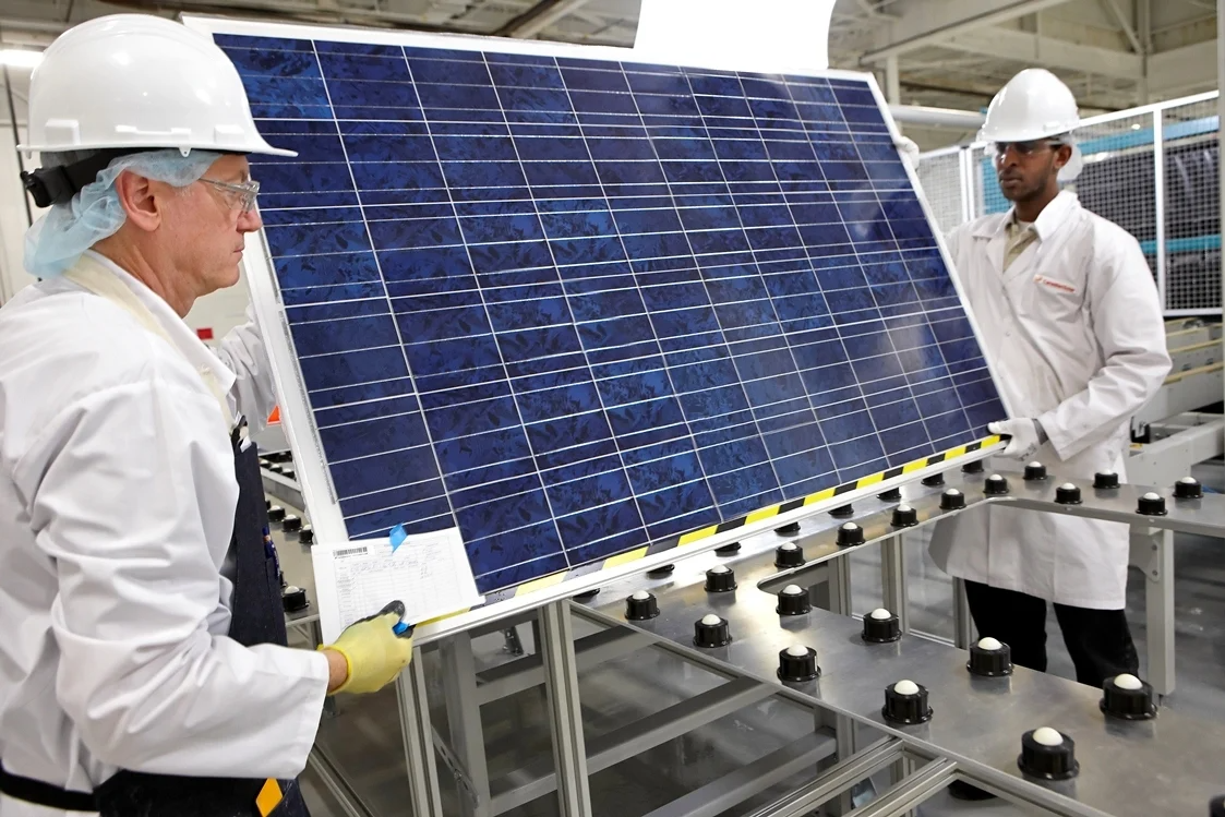 متخصصان در حال بررسی نهایی کیفیت پنل خورشیدی در خط تولید پیشرفته شرکت کانادین سولار (Canadian Solar)