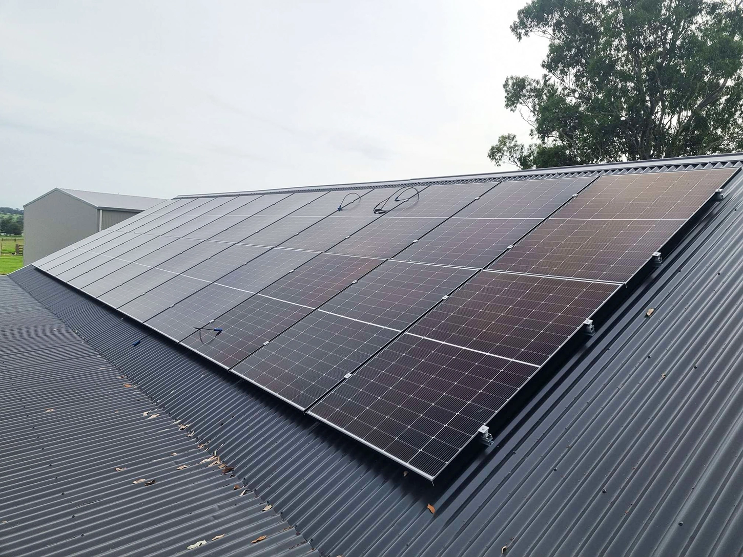 نصب سیستم پنل‌های خورشیدی برند جی‌ ای سولار (JA Solar) بر روی سقف فلزی شیروانی منازل