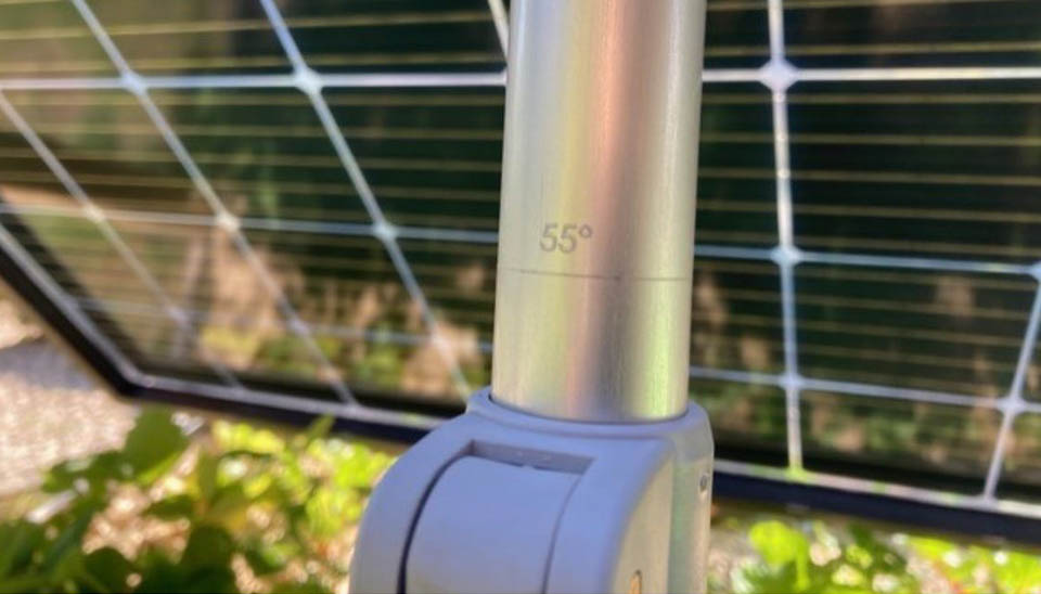 نمای نزدیک از مکانیزم تنظیم زاویه در ردیاب خورشیدی دستی مدل Luciole & Basilic