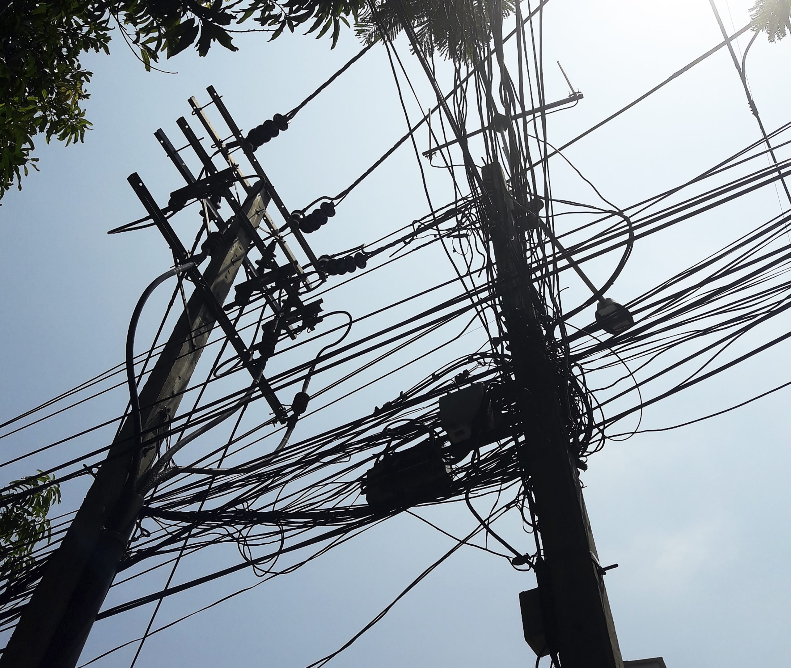 The overhead power network before the implementation of the Kachouyi Bridge relocation project, which had tangled and unsafe wires and cables.