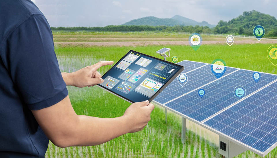Smart solar tracking system with AI-driven data monitoring displayed on a tablet for real-time photovoltaic performance management.